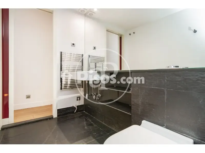 Bathrooms - Modern Apartment with Balcony Views in Madrid Centre