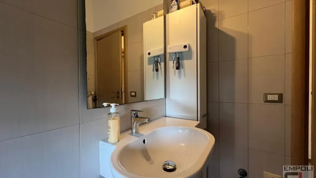 Vannitoad - Rearranged Apartment with Balcony in Empoli