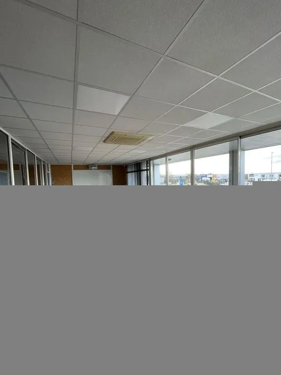 Kabinet - Office Space with Terrace in La Chapelle-Saint-Luc