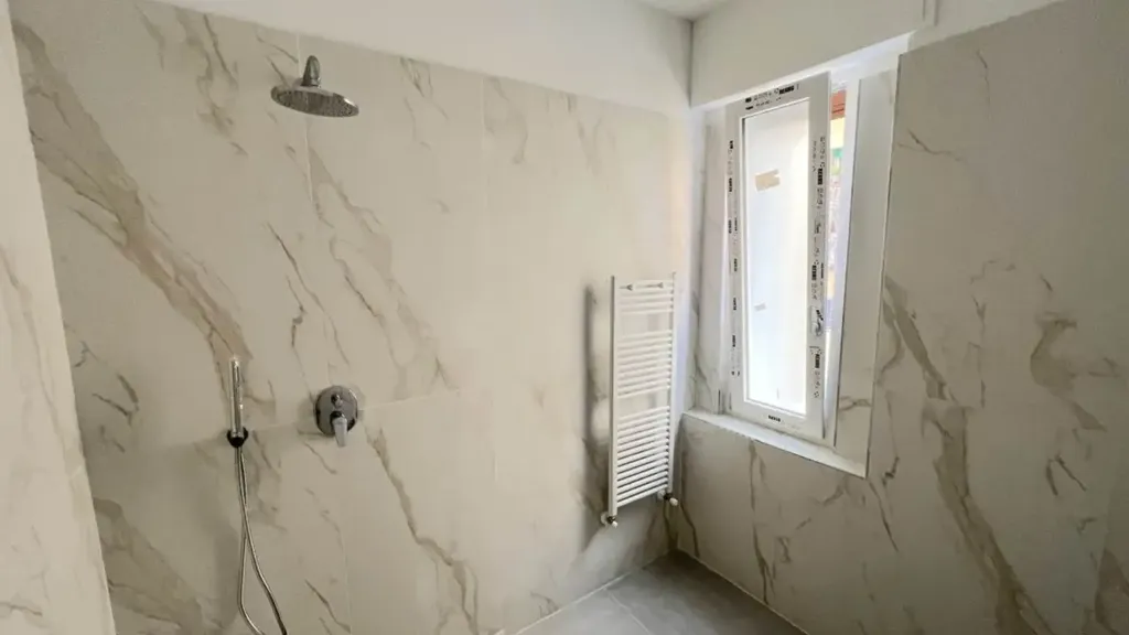 Salles de bain - Rearranged Apartment with Double Bathroom in Florence