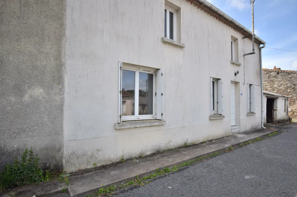 Extérieur - Maison en Pierre à Réno. avec Jardin à Montbert