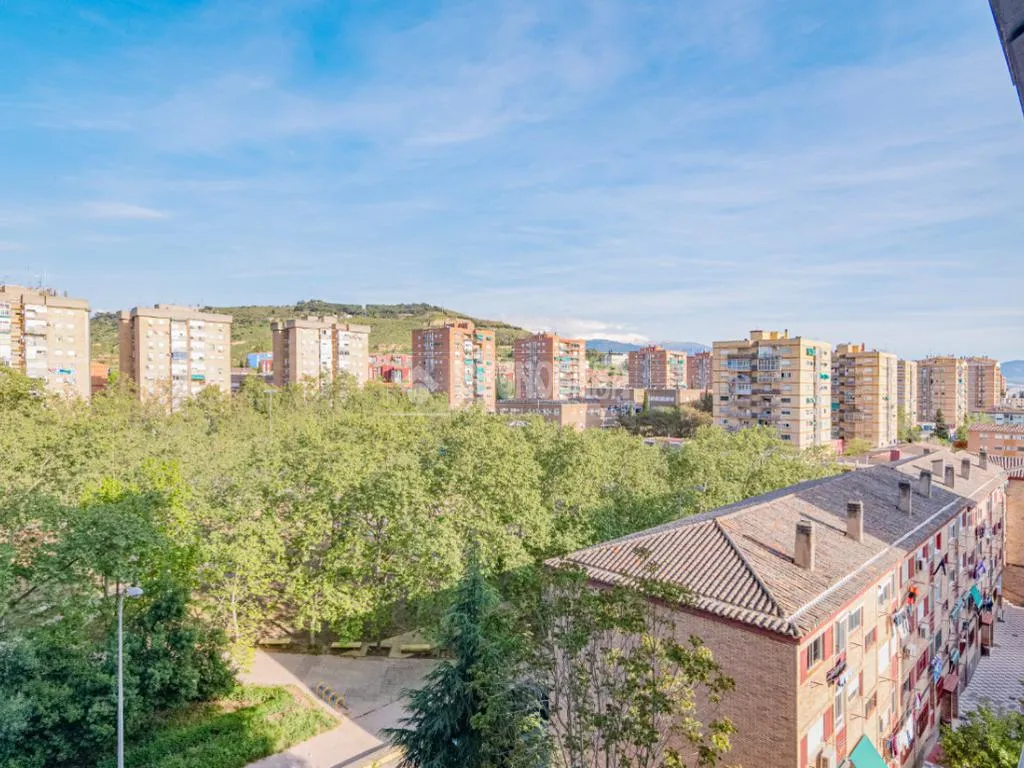 Balcon - Four-Bedroom Flat with Terrace in Cartuja