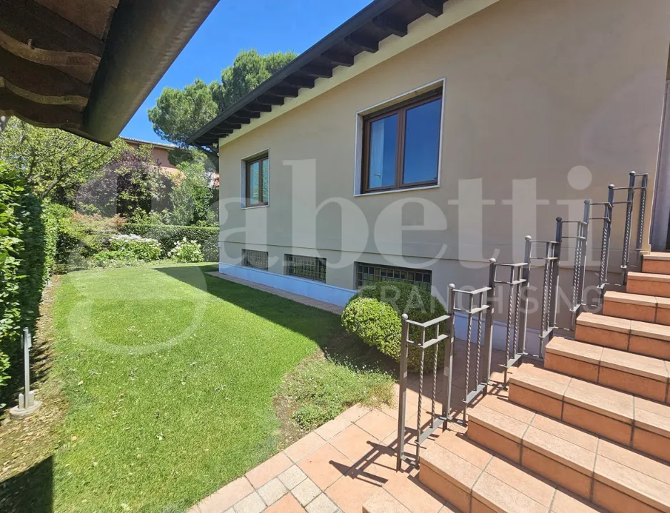 Jardin - Classical Villa with Garden in Brescia