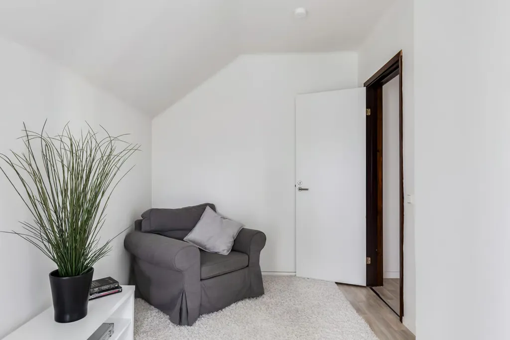 Living Room - Charming Two-Bedroom Flat with Balcony in Central North