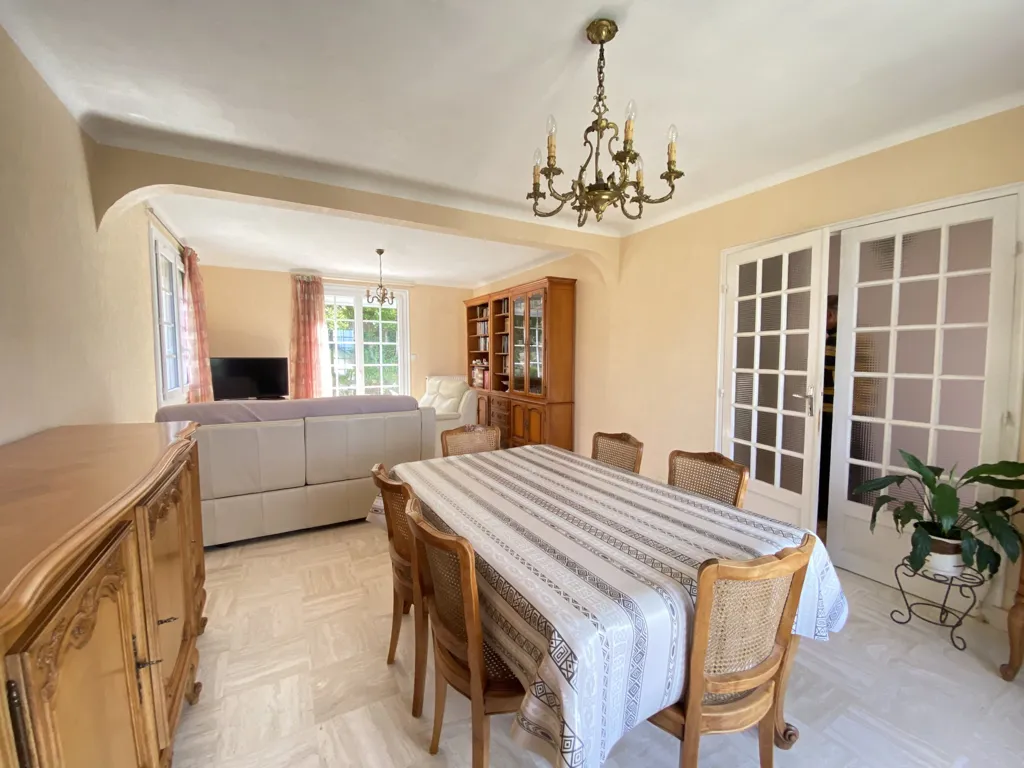 Söögituba - House with Garden and Basement in Saumur