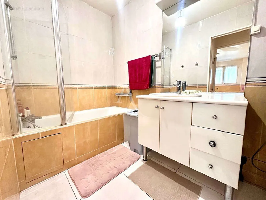 Vannitoad - 3-Bedroom Garden-Level Flat in Lognes