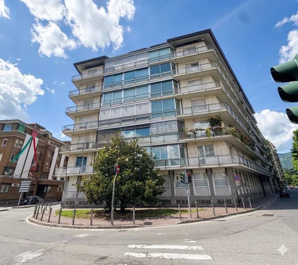 Välivaade - Spacious Apartment with Lake View in Como