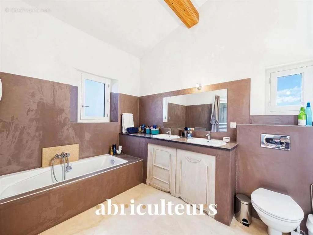 Bathrooms - Contemporary Villa with Panoramic View in Luberon