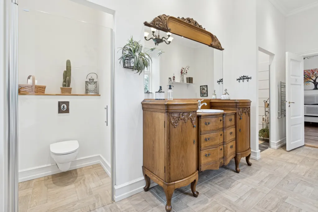Bathrooms - Historic Manor with Garden in Midtsjælland