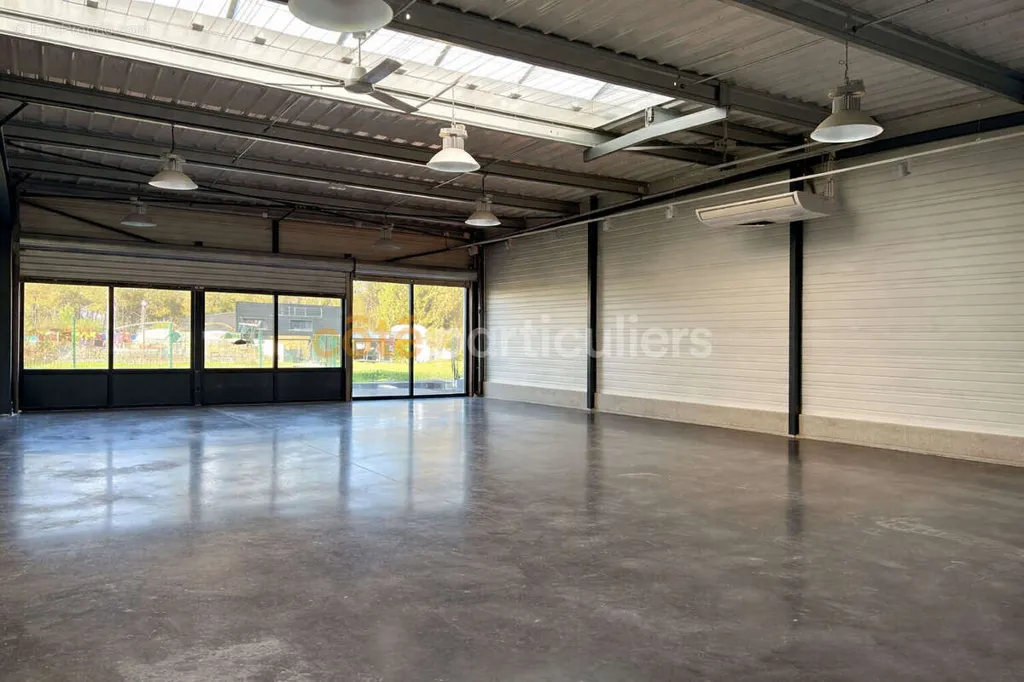 Garaaž - Commercial Building with High Visibility on Busy Road