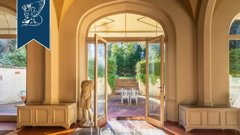 Esik - Luxury Apartment in Historic Villa, Florence