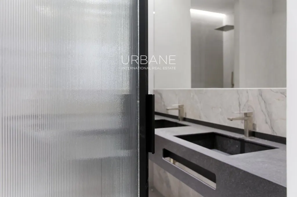 Bagni - Renovated Flat with Terraces in Eixample, Barcelona