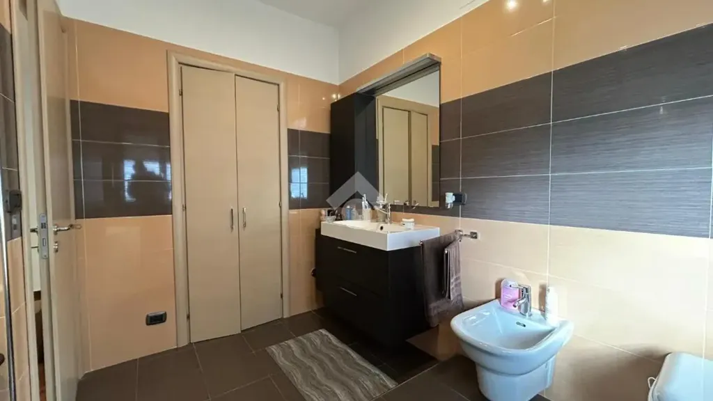 Bagni - South-Facing Apartment with Balcony in Cosenza