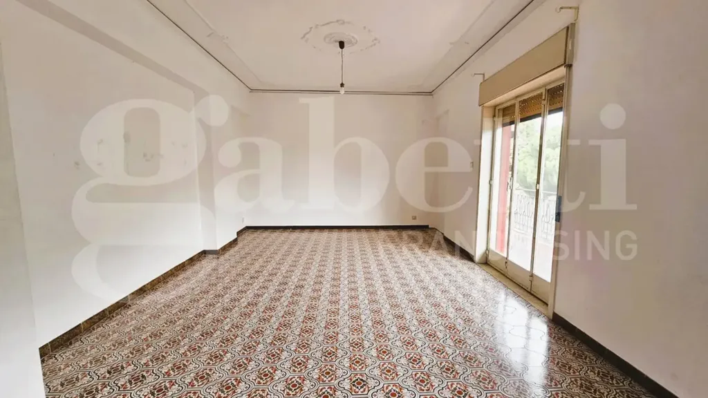 Pièces - Spacious Apartment with Balcony in Messina