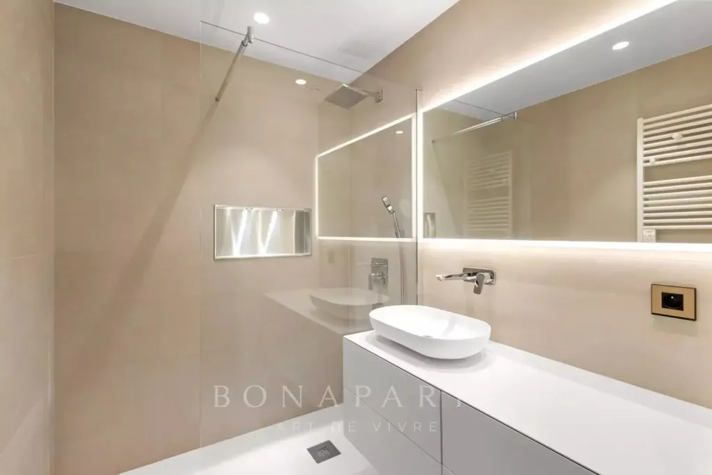 Salles de bain - Appartement Rénové avec Vue Panoramique à Cannes
