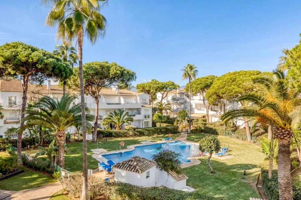 Aed - Penthouse with Pool View in Estepona