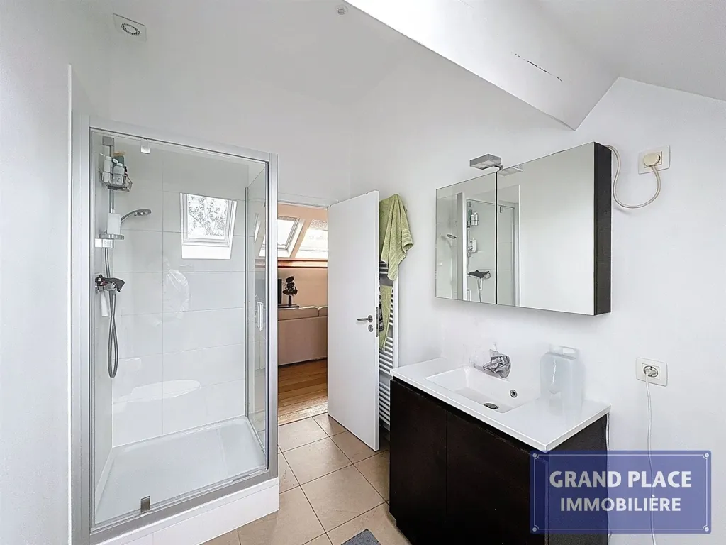 Salles de bain - Immeuble avec Entrepôt et Appartements Rénovés près de Bruxelles
