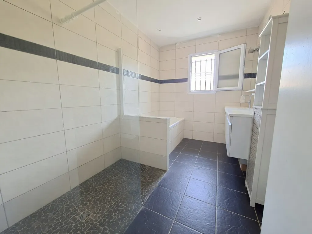 Vannitoad - Spacious Bungalow with Garden in Oyré