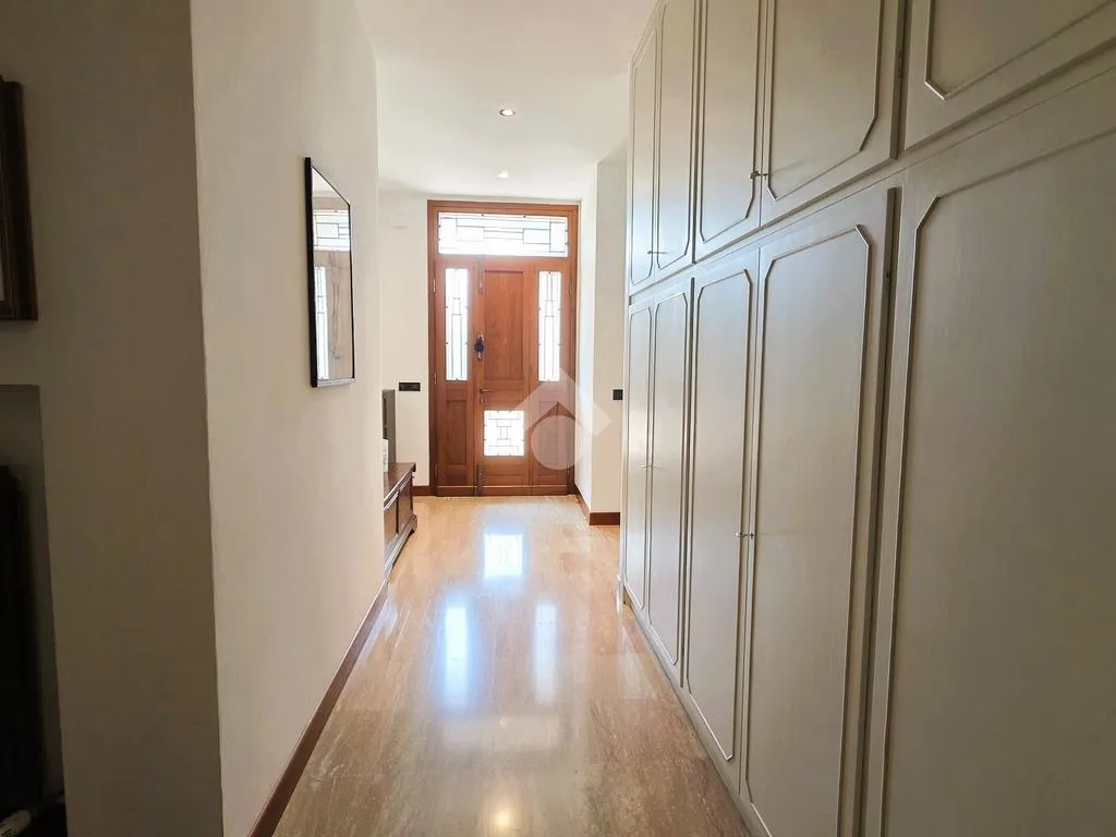Esik - Villa with Private Park in Borgoforte