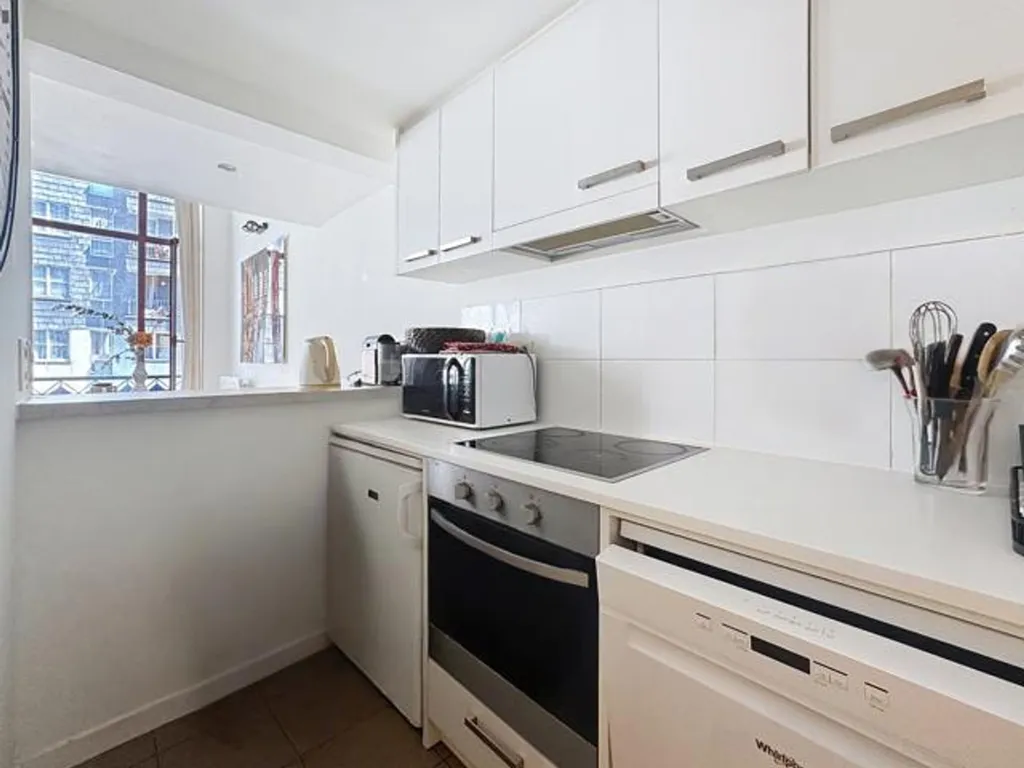Cucina - Duplex with High Ceilings near Squares District