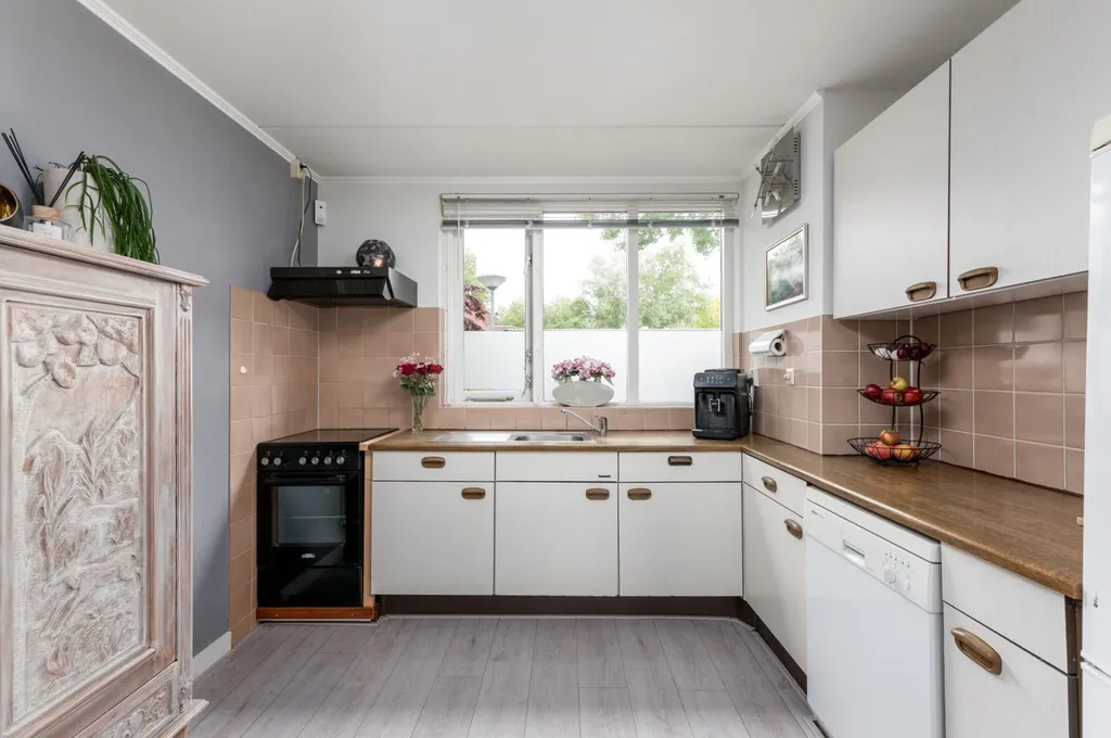 Köök - Spacious 5-Bedroom House with Deep Garden in Almere