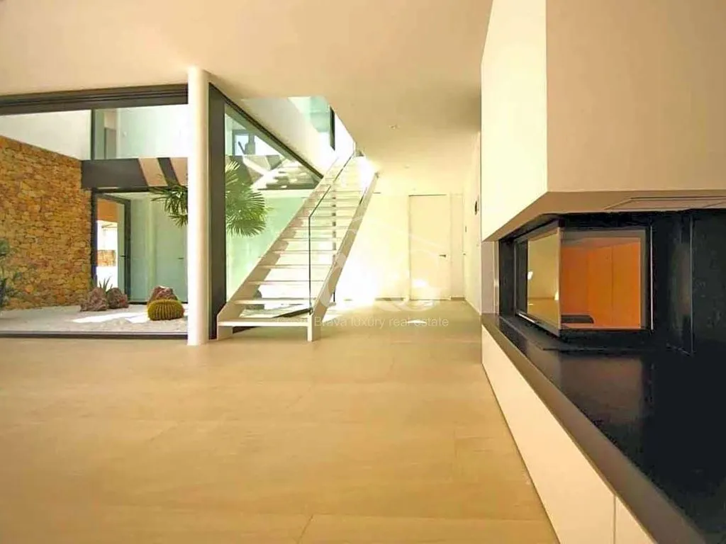 Elutuba - Seafront Villa with Pool in Mas Pinell