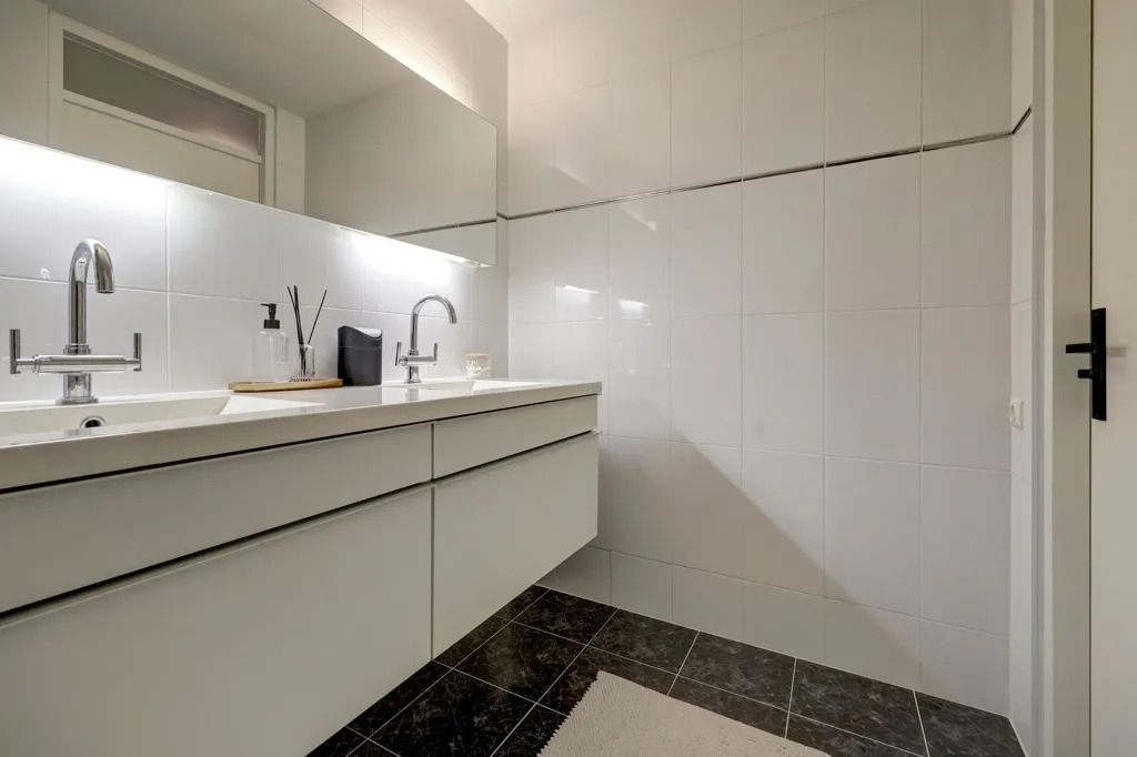 Bagni - Modernised 3-Bedroom Apartment with Balcony in Westerpark
