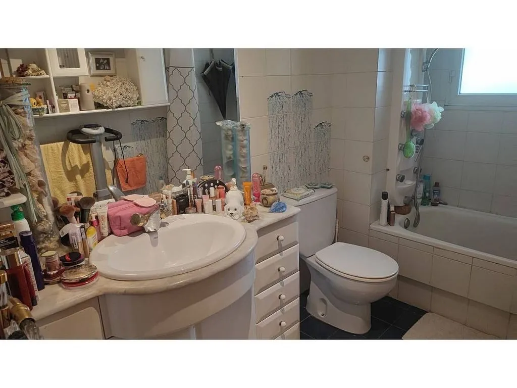 Salles de bain - 3-Bedroom Flat with Balcony in West