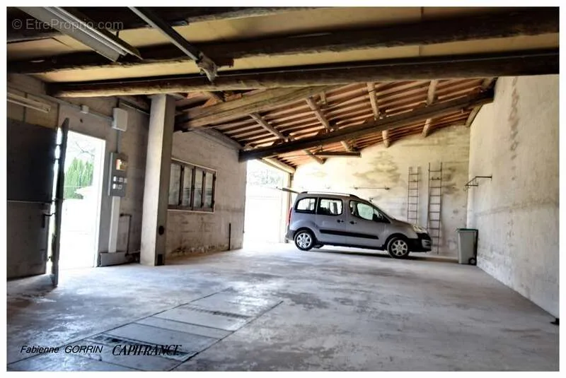 Garage - Spacious House with Large Garage in Aigondigné
