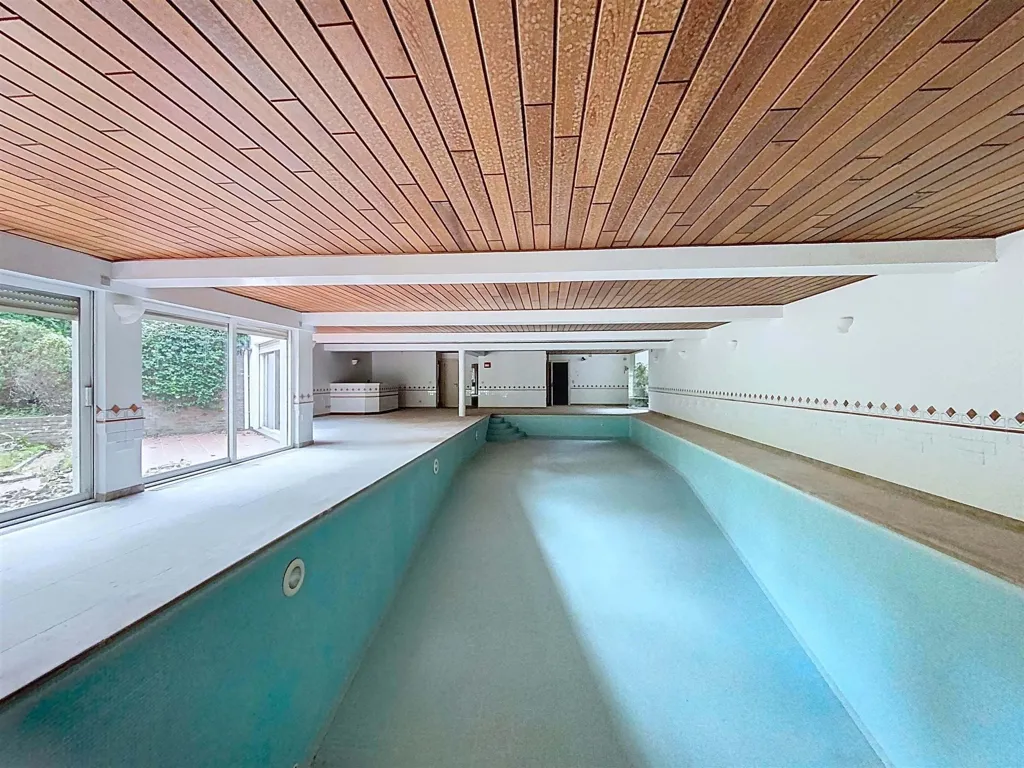 Bassein - 6-Bedroom Villa with Pool in Uccle