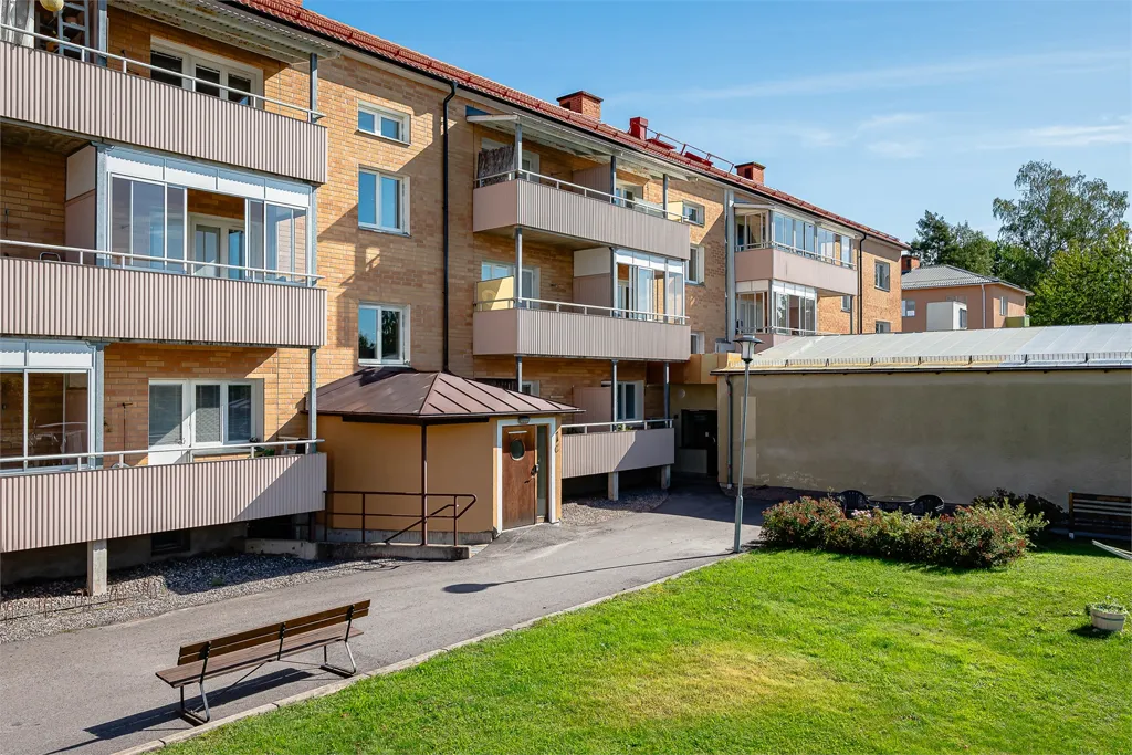 Välivaade - Bright Two-Bedroom Flat with South-Facing Balcony in Katrineholm
