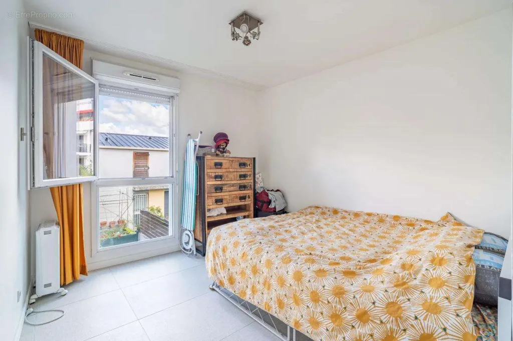 Bedrooms - 3-Bed Flat with Balcony in Bobigny