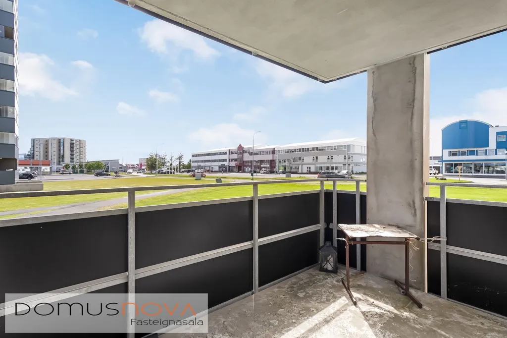 Balcon - Two-Bedroom Apartment with Balcony in Akranes