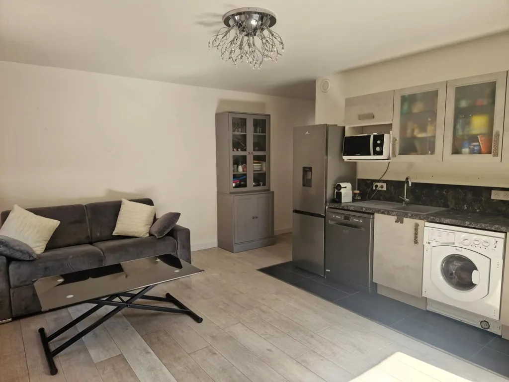 Kitchen - 2-Bedroom Flat with Private Garden in Thiais Centre