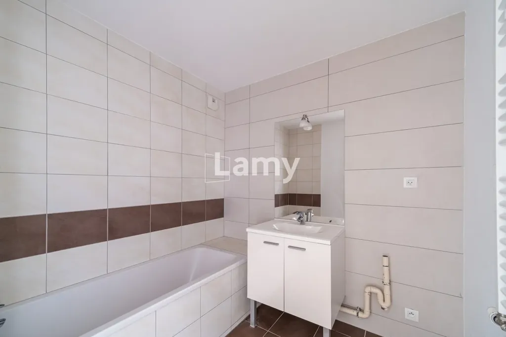Salles de bain - Appartement de rez-de-chaussée avec terrasse à Saint-Louis