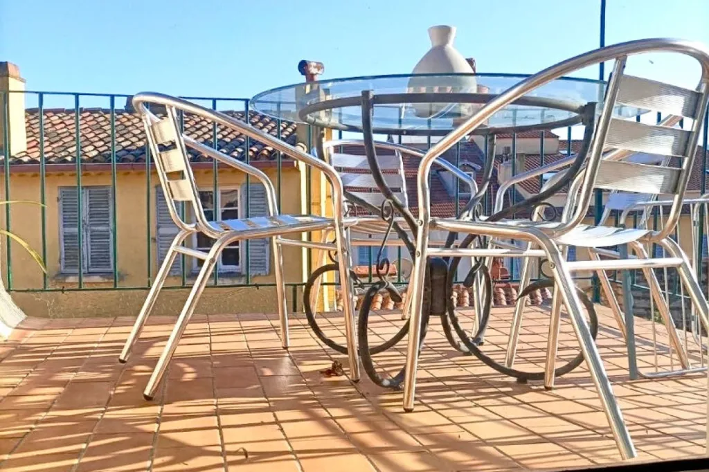 Terrace - Bright 2-Bedroom Apartment in Hyères
