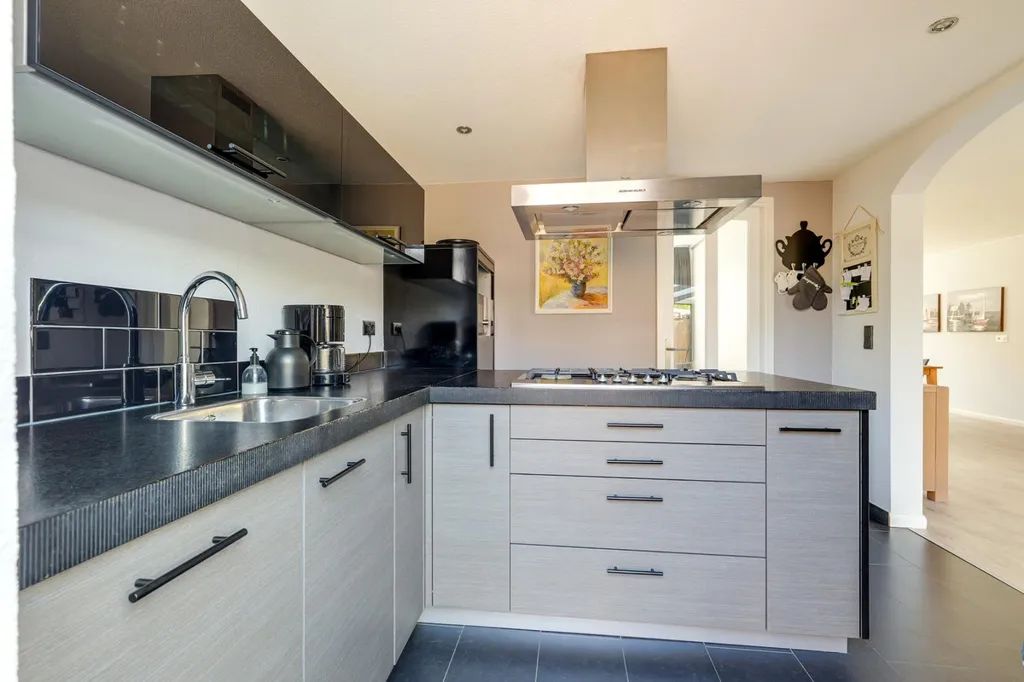 Cuisine - Corner House with Overhang in Hoorn
