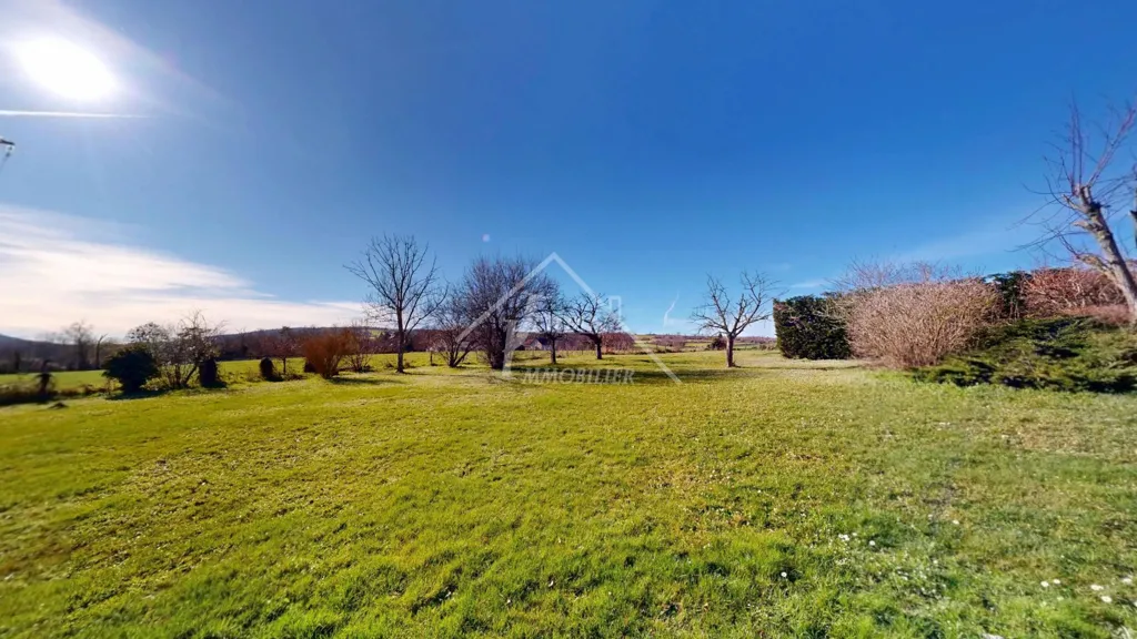 Giardino - Architect-Designed House with Garden in Countryside