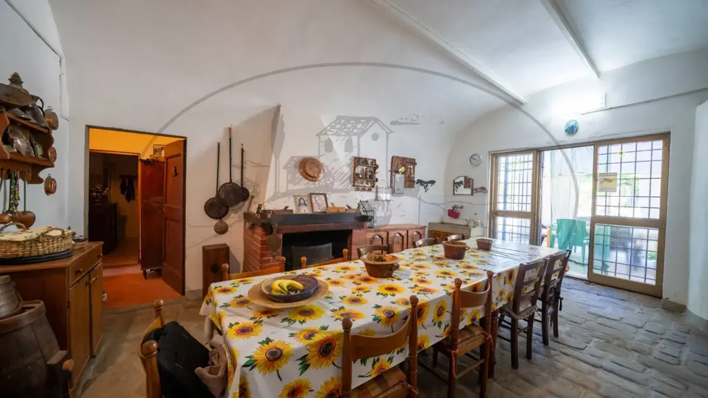 Söögituba - Rustic Farmhouse with Multiple Uses in Figline Valdarno
