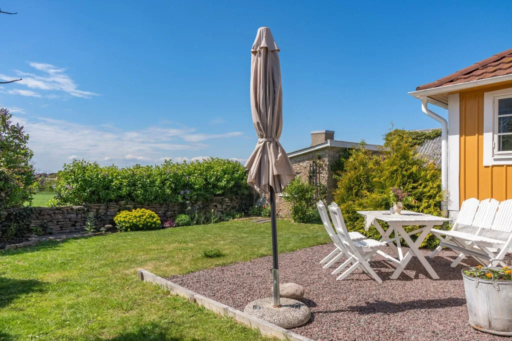 Jardin - Historic Cottage with Sea View in Bredinge
