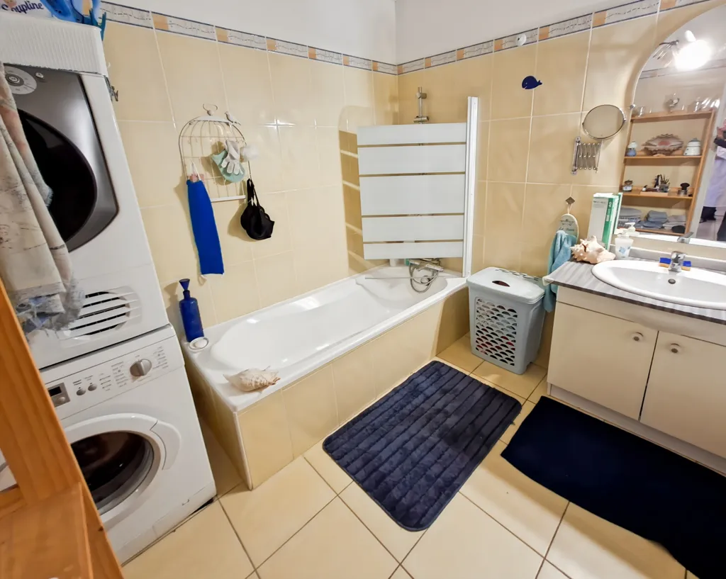 Salles de bain - Villa de Plain-Pied avec Garage à Maraussan