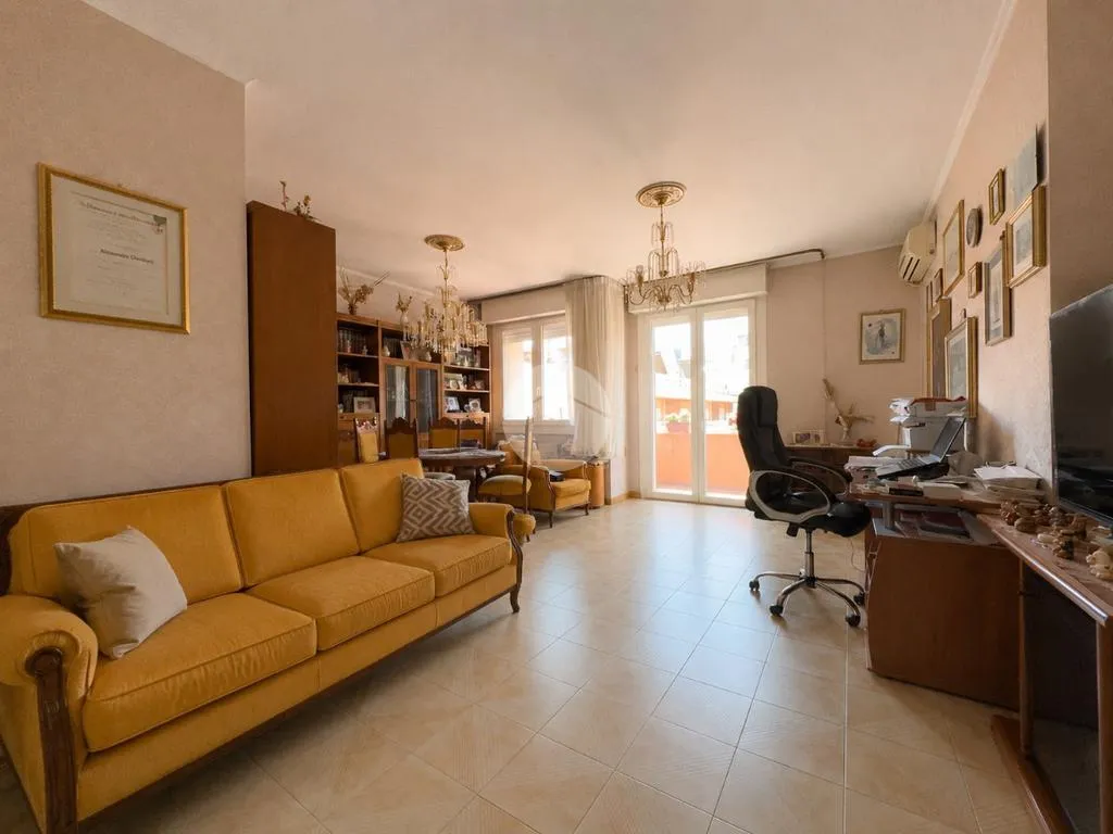 Soggiorno - Appartamento con balcone e posto auto a Roma