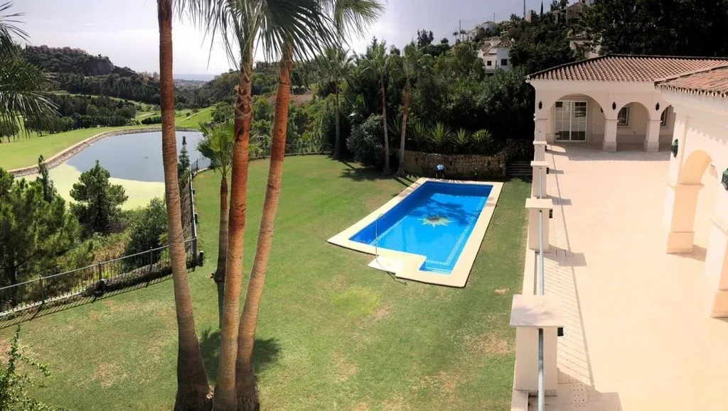 Piscina - Luxury Villa with Sea View in Benahavís