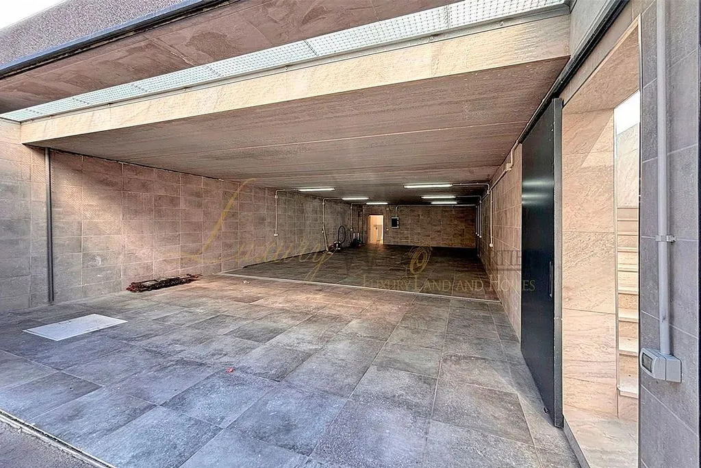 Garaaž - Modern Villa with Private Pool in El Madroñal