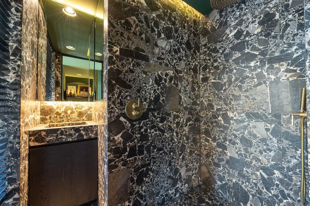 Bagni - Glass-Fronted Apartment in Antwerp Centre