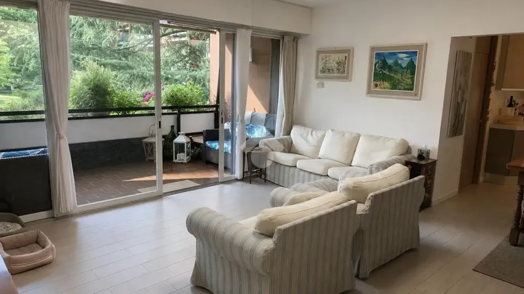 Soggiorno - Appartamento con loggia e affaccio sul verde a Basiglio