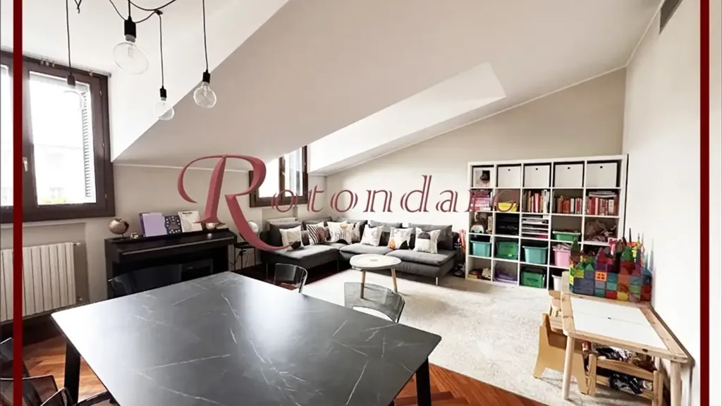 Elutuba - Penthouse Apartment with Double Exposure in Milan