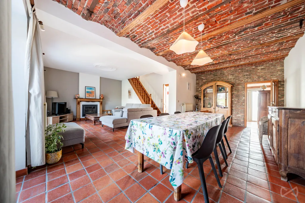Salle à manger - Maison Charmante avec Jardin à Morialmé