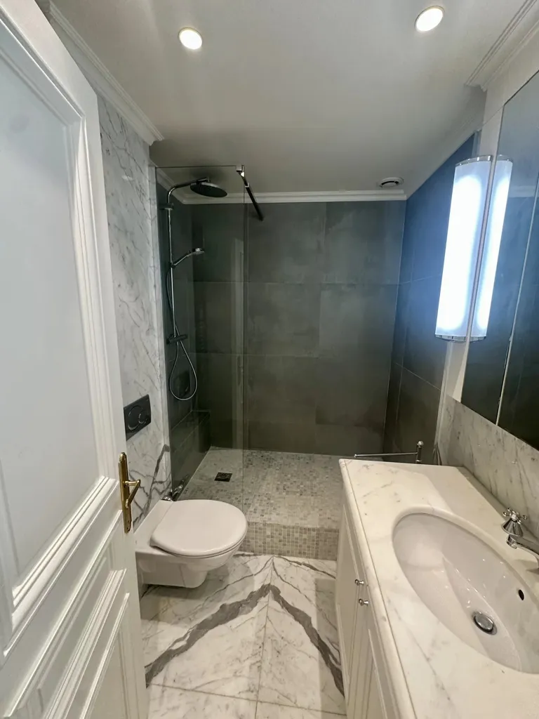 Salles de bain - Appartement Meublé avec Balcon à Paris 8ᵉ
