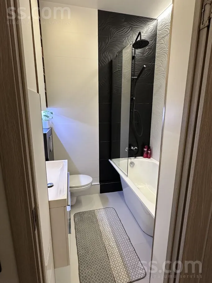 Vannitoad - Spacious Apartment with Balcony in Riga Centre